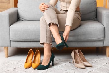 Genç bir kadın yeni yüksek topuklu ayakkabılar deniyor.