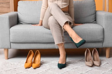 Genç bir kadın yeni yüksek topuklu ayakkabılar deniyor.