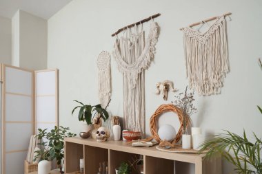 Büyülü özellikler cadının odasındaki raflarda.