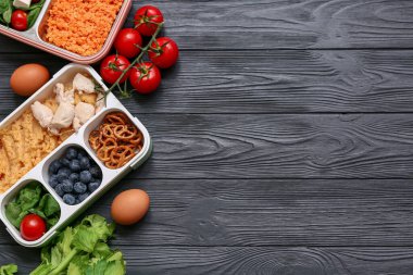 Ahşap arka planda beslenme çantalarındaki sağlıklı ürünler. Diyet kavramı