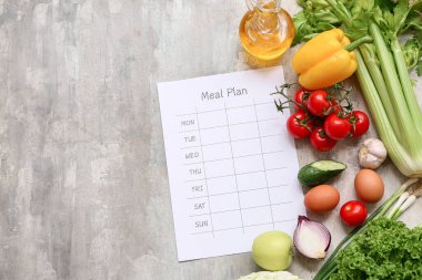 Sağlıklı ürünler ve gri grunge arka planda haftalık yemek planı. Diyet kavramı