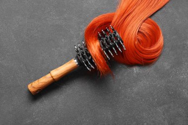 Kızıl saç teli ve koyu arkaplanda fırça