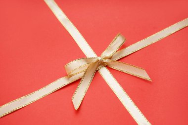 Kırmızı arka planda fiyonklu kurdeleler