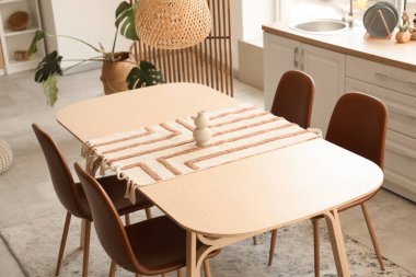 Mutfakta vazosu olan yemek masası.