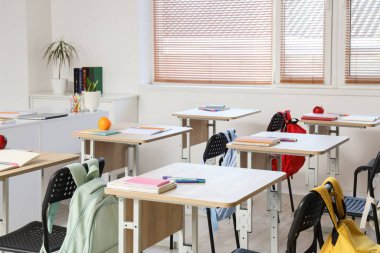 Okul sıraları olan boş sınıfın içi