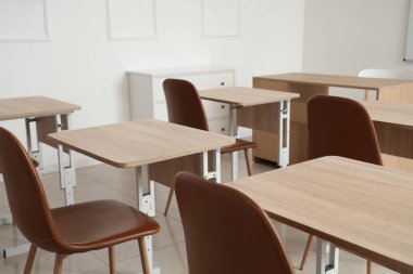 Okul sıraları olan boş sınıfın içi