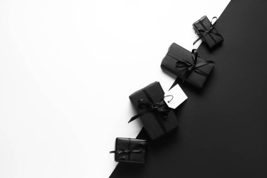 Renk arkaplanında boş kağıt etiketli hediye kutuları. Kara Cuma indirimi