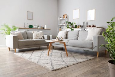 Rahat kanepeleri olan modern açık mutfak.