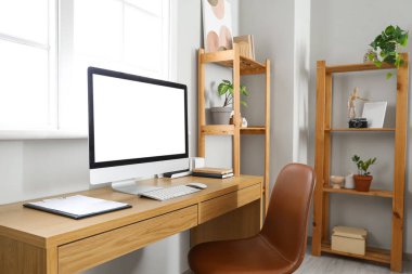 Oturma odasında bilgisayar ve aygıtlarla programcının çalışma yeri