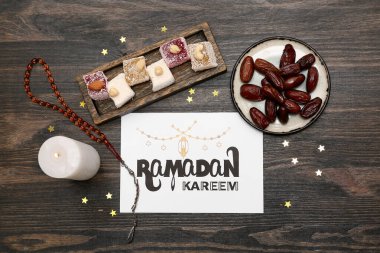 Tebrik kartı, Türk lokumu, ahşap arka planda tarihler ve tespih. Ramazan kutlaması