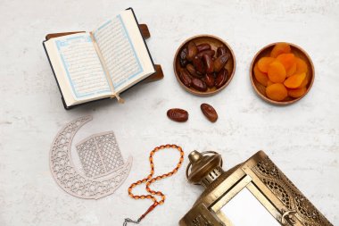 Kuran, Müslüman feneri, dua boncukları ve beyaz grunge arka planda tarihler. Ramazan kutlaması