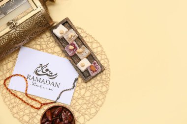Tebrik kartı, tarihler, Türk lokumu ve sarı arka planda dua boncukları. Ramazan kutlaması