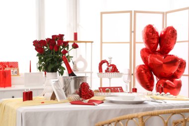 Kırmızı güller ve bir şişe şarap. Sevgililer Günü kutlaması