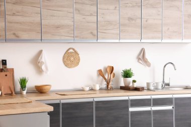 Mutfağın içi tezgah ve bitkilerle dolu.