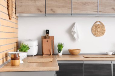 Mutfağın içinde tezgahlar ve ev bitkileri var. Yakın plan.