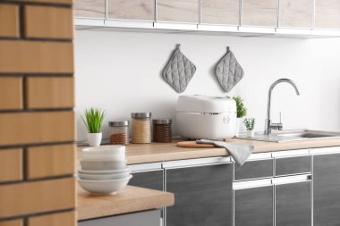 Mutfaktaki tezgahlarda çoklu kurabiye ve bulaşık malzemeleri var.