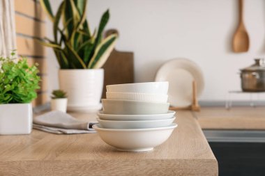 Mutfaktaki masada bir yığın kase var, yakın plan.