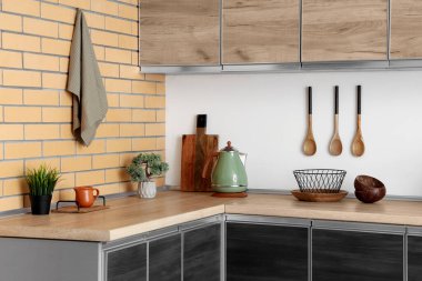 Mutfaktaki mutfak tezgahında saksılar var.