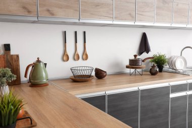 Mutfaktaki mutfak tezgahında saksılar var.