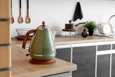 Modern elektrikli çaydanlık mutfaktaki masada, yakın plan.