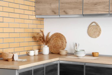 Vazodaki çimler ve mutfaktaki tabaklar.