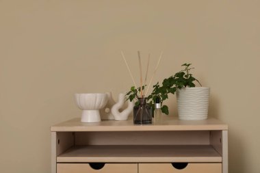 Aroma sazlık ayırıcı. Odadaki çekmecelerin üzerinde gerekli yağ, dekor ve bitki örtüsü var. Yakın çekim.