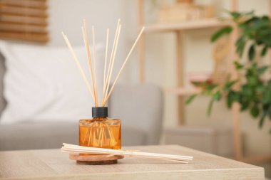 Oturma odasındaki masada sazlık çubukları olan Aroma ayırıcı. Yakın çekim.