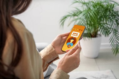 Cep telefonlu bir kadın evdeki ankete cevap veriyor.