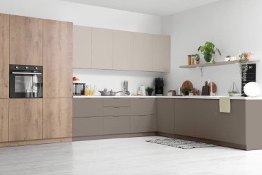 2025 'in modaya uygun renklerinde modern mutfak.