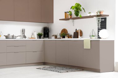 2025 'in modaya uygun renkleri ile mutfağın iç kısımları.