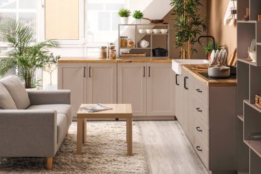 2025 'in moda renklerinde mutfağın rahat iç mekanı