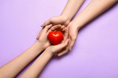 Leylak arkaplanda kırmızı kalpli kadın ve çocuğun elleri