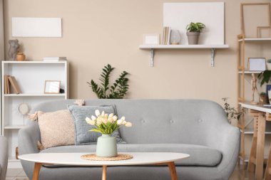 Koltuğu, sehpası ve raf ünitesi olan şık bir oturma odası.