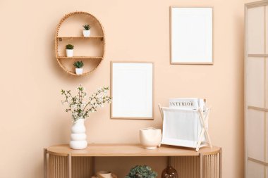 Oturma odasının iç tarafındaki raflarda açan dallar.