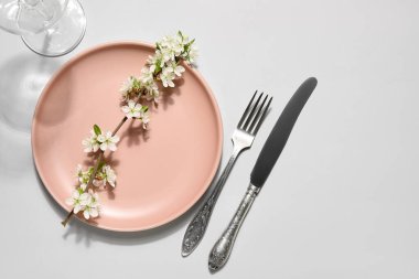 Gri arkaplanda çiçek açan dallı güzel masa ayarları