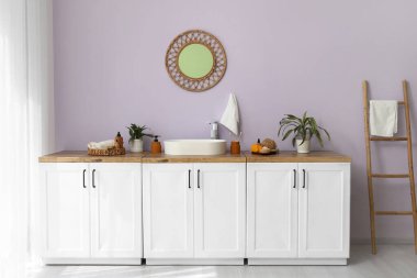 Ayna, merdiven ve çekmeceler. Lavabo banyonun iç tarafında, leylak duvarın yanında.