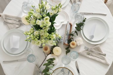 Düğün kutlaması için Eustoma çiçekleri ve mumlarla dolu güzel bir masa.