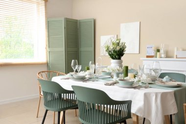 Düğün için beyaz çiçeklerle dolu güzel bir masa.