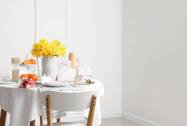 Düğün töreni için sarı nergislerle dolu güzel bir masa.