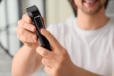 Genç sakallı adam banyoda, yakın plan.