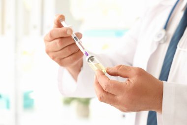 Klinikte enjekte edilen olgun bir doktor, yakın plan.