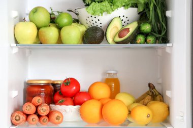 Mutfaktaki dolapta çeşitli taze ürünler var. Yakın çekim.