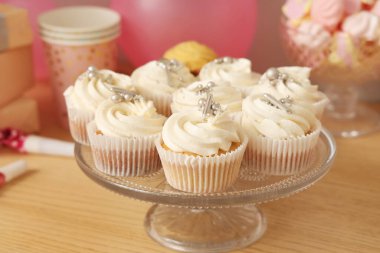 Tahta masadaki doğum günü partisi için lezzetli beyaz kekleri olan tatlı standı