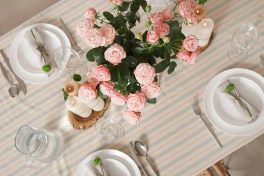 Yemek odasında çiçekli şık bir masa. Üst görünüm