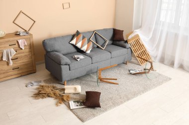 Depremden sonra gri kanepe ile oturma odasının içinde.