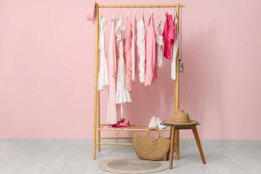 Pembe duvarın yanında şık elbiselerle dizilin.