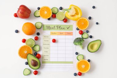 Beyaz arka planda sağlıklı yiyecekler olan yemek planı. Diyet kavramı