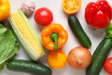 beyaz arkaplanda farklı taze sebzeler