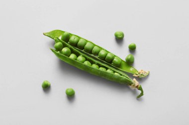 Açık arkaplanda yeşil bezelyeler