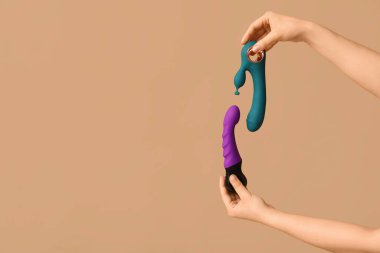 Renk arkaplanında vibratör tutan kadın